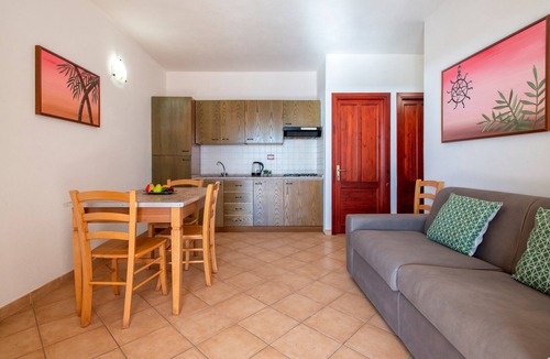 Trinita d'Agultu e Vignola Apartment | Apartment 'Rosa's' with Sea View and Private Terrace