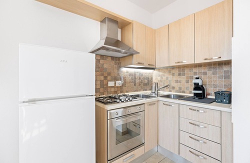 Santa Giusta Apartment | Apartment 'Simonhouse' with Balcony, Wi-Fi and Air Conditioning