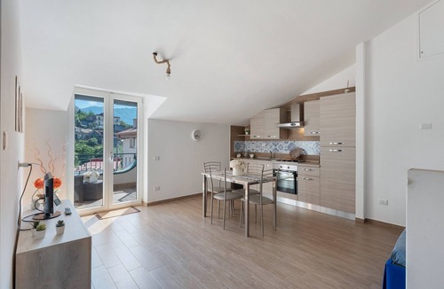 Piazza-Tralia-Pendolo Apartment | Apartment 'Tramonto' with Mountain View, Wi-Fi and Air Conditioning