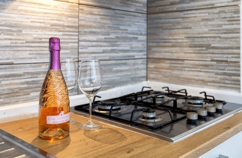 Valledoria Apartment | Apartment 'Trilocale Mirto Vista Mare 4' with Sea View, Wi-Fi and Air Conditioning