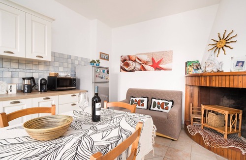 Cala Liberotto Apartment | Apartment 'Ziu Jori' with Private Terrace, Shared Garden and Wi-Fi