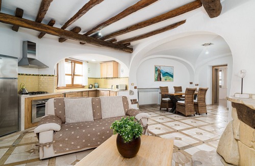 Dorgali Apartment | “Art House” Apartment with Mountain View, Private Terrace and Wi-Fi