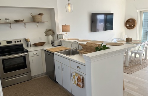 Caine Woods House | BAYSIDE TOWNHOME IDEAL LOCATION WALK TO BEACHES/FENWICK BOARDS/LINENS INCLUDED
