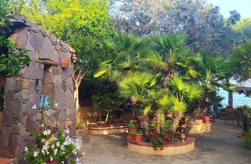 Cala Liberotto Apartment | Beachfront house with garden