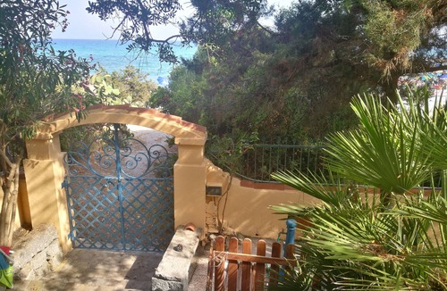 Cala Liberotto Apartment | Beachfront house with garden
