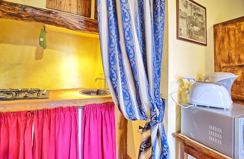 Castelnuovo Berardenga Apartment | Beautiful apartment for 3 people with WIFI, pool, A/C, pets allowed and panoramic view