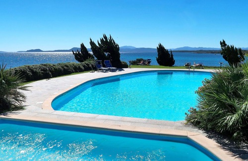 Baia Caddinas Apartment | Beautiful apartment for 4 people with WIFI, pool, A/C, TV, terrace and pets allowed