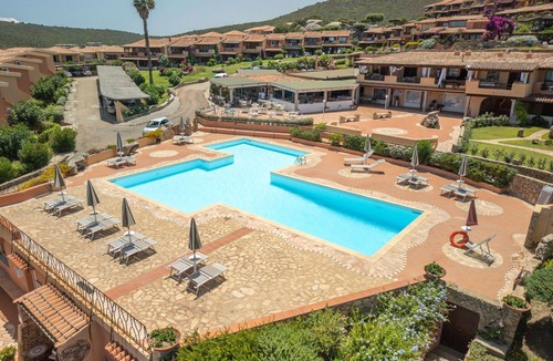 Golfo di Marinella Apartment | Beautiful apartment for 4 guests with A/C, pool, TV, patio and pets allowed