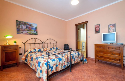 Giave Bed & Breakfast | Bed and Breakfast 'Tripla' with Mountain View, Private Garden and Air Conditioning