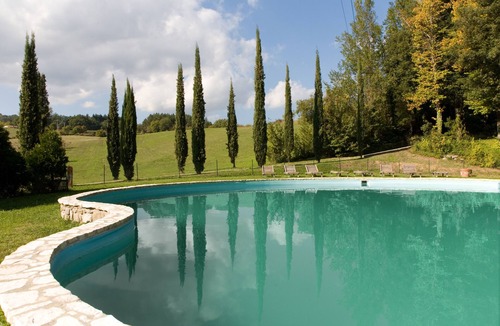 Pratovecchio Villa | Benfenati's villa with amazing pool in Tuscant lanscape