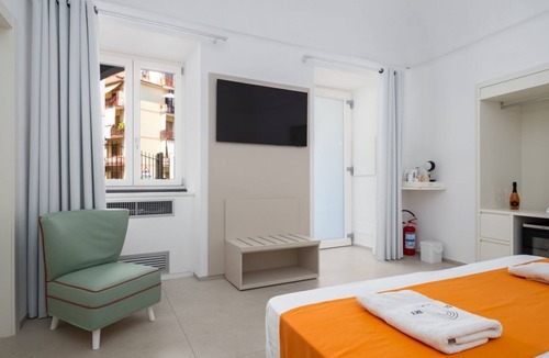 Meta House | 💎 Blu Sky Palace – Orange Room: Elegance & Comfort between Beach and Station