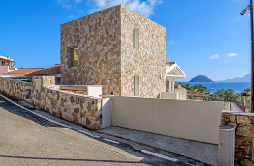 Baia Caddinas Apartment | Cala Sole Suite Apartment with Garden, Sea View, Wi-Fi, Air Conditioning