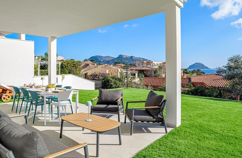 Baia Caddinas Apartment | Cala Sole Suite Apartment with Garden, Sea View, Wi-Fi, Air Conditioning