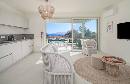 Baia Caddinas Apartment | Cala Sole Suite Apartment with Garden, Sea View, Wi-Fi, Air Conditioning
