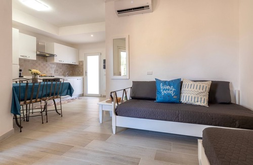Canneddi Apartment | Calarossa Beach House Apartment with Sea View, Wi-Fi and Air Conditioning