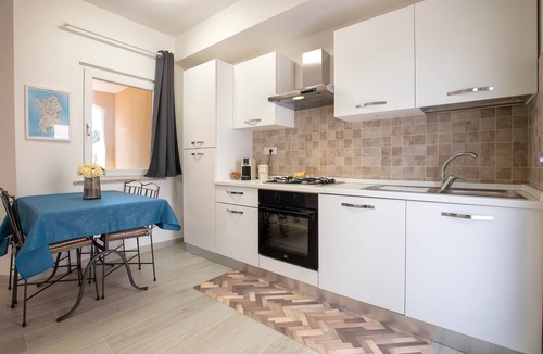 Canneddi Apartment | Calarossa Beach House Apartment with Sea View, Wi-Fi and Air Conditioning