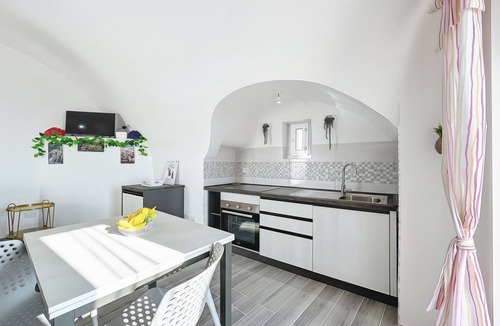 Monte Sant'Angelo House | Casa Lotario Secondo: Mountain View, Balcony & Wi-Fi in Monte Sant'Angelo