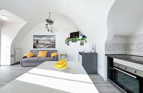 Monte Sant'Angelo House | Casa Lotario Secondo: Mountain View, Balcony & Wi-Fi in Monte Sant'Angelo