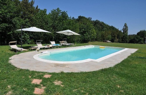 Sarnano House | Casa Noriana C: A characteristic and welcoming apartment situated in a quiet location, surrounded by a wonderful garden, with Free WI-FI.