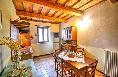 Sarnano House | Casa Noriana D: A characteristic and welcoming apartment situated in a quiet location, surrounded by a wonderful garden, with Free WI-FI.