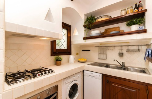 Liscia di Vacca Apartment | Casa Urania Apartment with Shared Pool, Private Terrace, and Wi-Fi