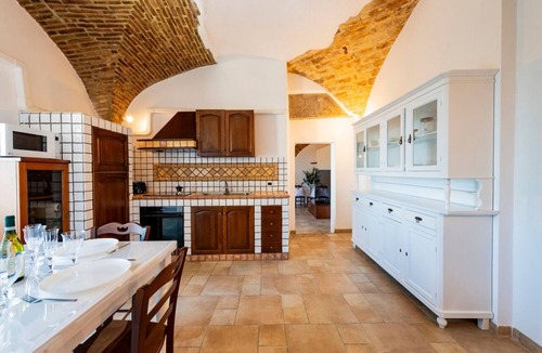 Vasto Apartment | Charming and comfortable 85 square meters apartment, perfect for four people, located in a detached period building with vaulted ceilings (access via steps).The property is centrally located near the Belvedere di Vasto (pedestrian area) and enjoys a sple