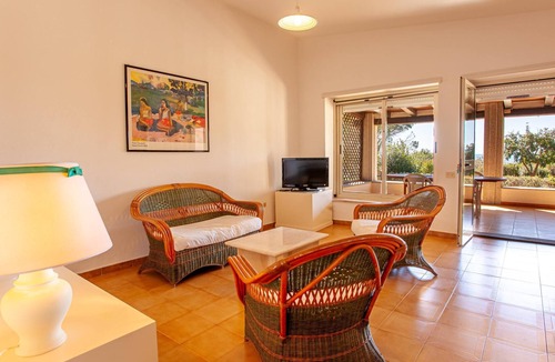 Cala Liberotto Villa | Comfortable Vacation Home “41 Mezza Villa Marina” on the Beach with Sea View & Terrace; Parking Available