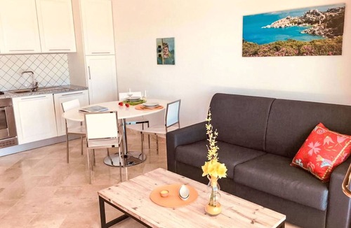 Porto Pozzo Apartment | Cosy apartment for 4 guests with A/C, WIFI, pool, TV, terrace and pets allowed