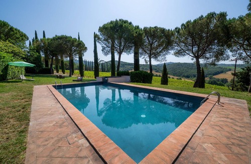 Tavarnelle Val di Pesa Villa | Cosy apartment in villa for 2 guests with pool, WIFI and TV, close to Greve In Chianti