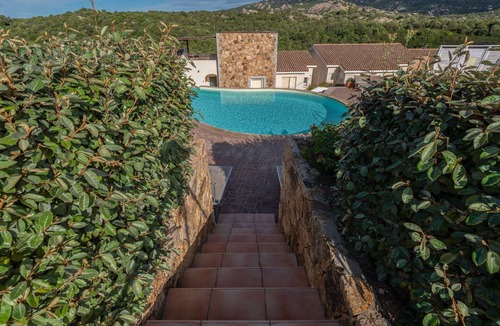 Baja Sardinia Apartment | Cosy apartment for 6 guests with A/C, pool, internet, TV and pets allowed, close to Porto Cervo