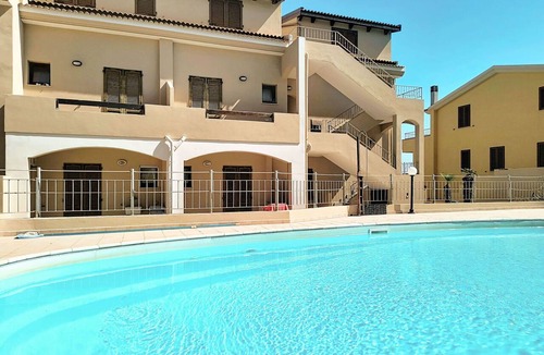 Castelsardo Apartment | Cosy apartment for 4 guests with A/C, pool, TV, terrace and pets allowed