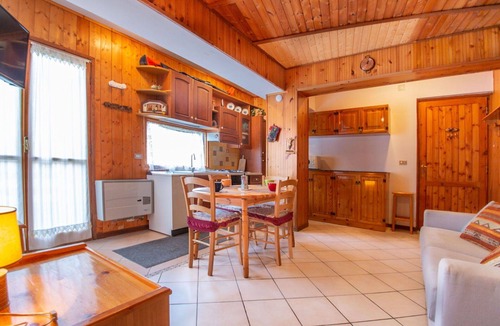 Rivisondoli Apartment | Cosy apartment for 4 guests with balcony and pets allowed
