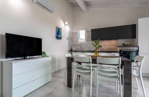 La Ciaccia Apartment | Cosy apartment for 5 people with A/C, pool, WIFI, TV, patio and pets allowed