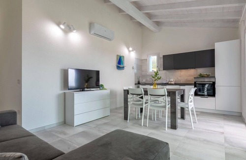 La Ciaccia Apartment | Cosy apartment for 5 people with A/C, pool, WIFI, TV, patio and pets allowed