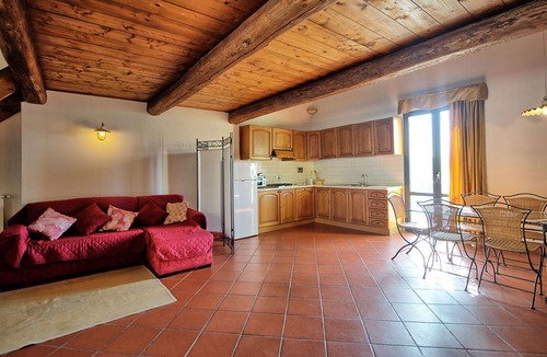 Montebonello Villa | Cosy apartment in villa for 4 people with A/C, WIFI, pool, TV, patio and pets allowed