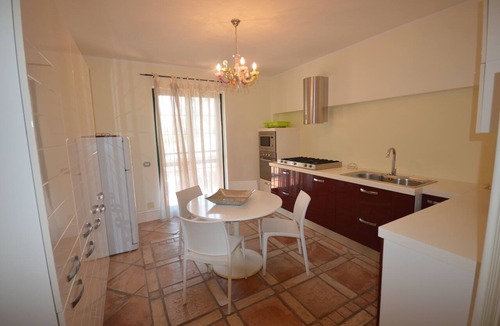 Latina House | Cozy Villa with a Pool and Tennis Court, 300 meters from Lake Fogliano