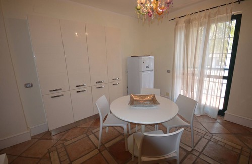 Latina House | Cozy Villa with a Pool and Tennis Court, 300 meters from Lake Fogliano