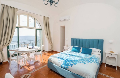 Meta House | DIPINTO APARTMENTS