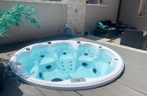 Uta House | Domo San Leone Uta - Guest House Storica con Vasca Idromassaggio, Giardino e Parcheggio Privato
