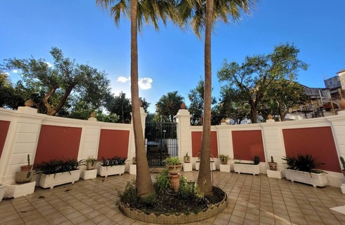 Meta Condo | Donna Rebecca, apartment in fine building with garden