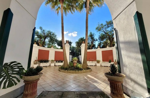 Meta Condo | Donna Rebecca, apartment in fine building with garden