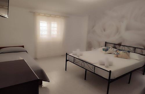 Galtelli House | Family&Friends 5 - Valley View Room - Sleeps 4 - Panoramic Views Large room - minutes from the sea & beach - No aircon & Shared Bathroom