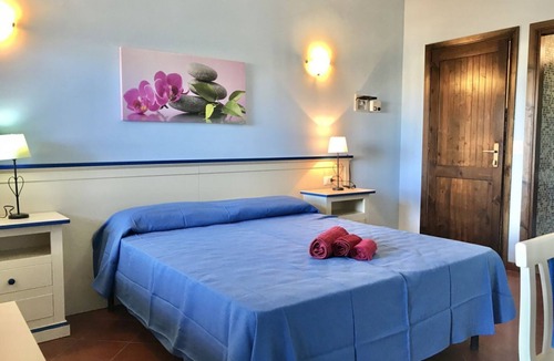 La Pelosa Bed & Breakfast | Functional 28 sq m room.Comprising a double bed, two single beds, and a private bathroom with shower, bidet, and hairdryer. The room also features an outdoor space with a sea view, a patio or terrace, and a table and chairs. Breakfast is included in the