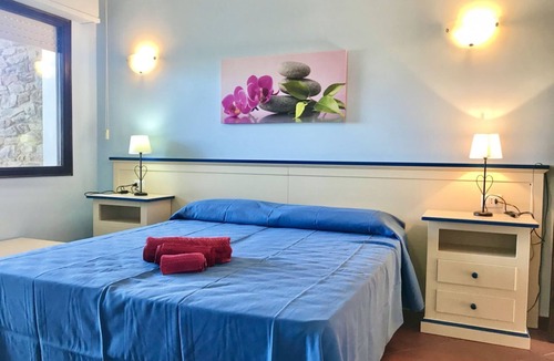 La Pelosa Bed & Breakfast | Functional 28 sq m room.Comprising a double bed, two single beds, and a private bathroom with shower, bidet, and hairdryer. The room also features an outdoor space with a sea view, a patio or terrace, and a table and chairs. Breakfast is included in the