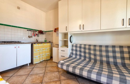 Pivarada Apartment | “Giallo Celeste” Apartment with Sea View, Balcony, and Wi-Fi