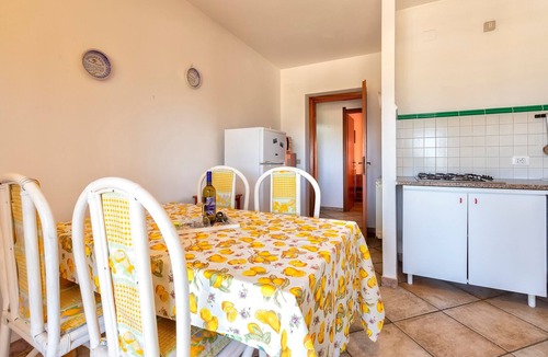 Pivarada Apartment | “Giallo Celeste” Apartment with Sea View, Balcony, and Wi-Fi
