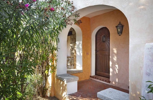 Liscia di Vacca Apartment | Holiday apartment with communal pool by the sea