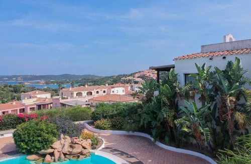 Liscia di Vacca Apartment | Holiday apartment with communal pool by the sea