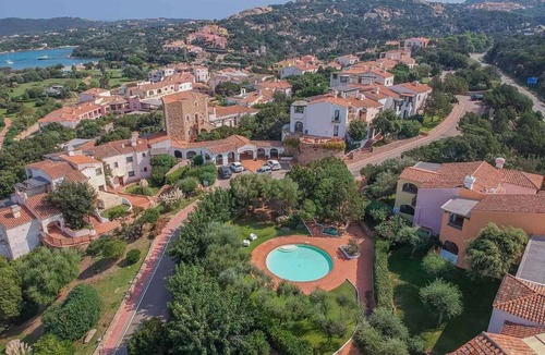 Liscia di Vacca Apartment | Holiday apartment with communal pool by the sea