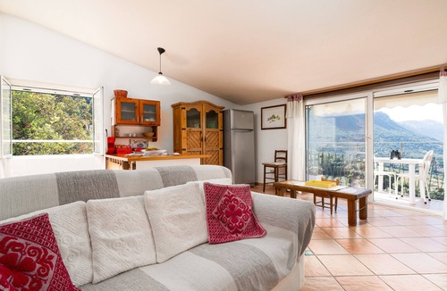 Dorgali Apartment | Holiday Apartment "Casa Su Craminu" with Mountain View, Balcony & Wi-Fi